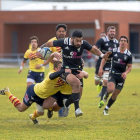 Dos jugadores intentan placar a Nuu Junior en SilverStorm-Santboiana de la pasada temporada.-JOSÉ C. CASTILLO