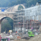 Trabajos en el puente, ayer por la tarde en Cabezón de Pisuerga.-Pablo Requejo