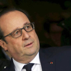 El presidente francés François Hollande sale de votar en Tulle este fin de semana.-Foto:   REUTERS / REGIS DUVIGNAU