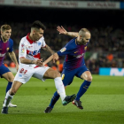 Iniesta controla el balón ante Hernán Pérez, el jugador del Alavés, en el Camp Nou.-JORDI COTRINA