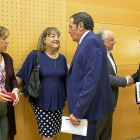 El consejero de Sanidad, Antonio María Sáez, junto a las organizaciones sindicales.-ICAL