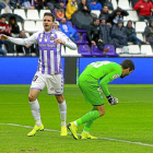 El delantero Cop, inédito ante el gol, lamenta una ocasión pedida mientras Riesgo, portero del Éibar, lo celebra.-J.M. LOSTAU
