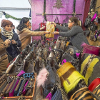 Una clienta paga su compra en un expositor de bolsos de la Feria de Artesanía.-PHOTOGENIC/ MIGUEL ÁNGEL SANTOS