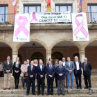 El consejero de Sanidad, Antonio María Sáez Aguado; el presidente de la Diputación de Valladolid, Jesús Julio Carnero, y el presidente de la Asociación contra el Cáncer de Valladolid, Francisco Javier Arroyo García, acompañados del alcalde de Medina de Ri-Ical
