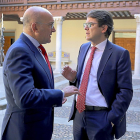 Jesús Julio Carnero y Alfonso Fernández Mañueco dialogan.-ICAL