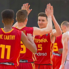 Miguel González (5) es felicitado por sus compañeros de selección en el Mundial U18 celebrado en Zaragoza.-FEB