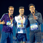 Sergio Juárez, en el centro de la imagen del podio, posa con la medalla de oro junto a Ángel David Rodríguez (i.) y Arian Olmos (d.).-MIGUELEZ TEAM (RFEA)