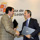 El consejero de Fomento y Medio Ambiente, Juan Carlos Suárez-Quiñones, firma un convenio de colaboración con el director territorial de La Caixa en Castilla y León y Asturias, José Manuel Bilbao.-ICAL