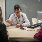 La doctora Beatriz Rosón, responsable del programa de prevención alcohólica, en el Hospital de Bellvitge.-JOAN PUIG