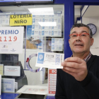 Parte del cuarto premio de la lotería vendido en la administración de la calle la Rua 36. En la imagen el propietario José María Macario Gómez.-ICAL