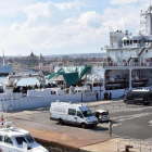 Miembros de la policía italiana patrullan en el puerto de Catania esperando el permiso para el desembarco de 177 migrantes a bordo del barco Diciotti.-EFE / ORIETTA SCARDINO