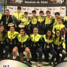 Jugadores y técnicos del Padeld10z posan con las medallas y los trofeos del Campeonato de España.-EM