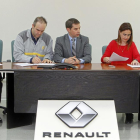 Representantes de la Dirección de Renault España y de los sindicatos SCP, UGTy CCOO, ayer en la firma del acuerdo social.-J. M. LOSTAU