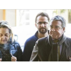 La exsecretaria del PP en el ayuntamiento de Valencia, María del Carmen García-Fuster, detenida por la 'operación Taula' en la comandancia de la Guardia Civil  junto a su abogado, José María Corbín.-MIGUEL LORENZO