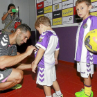 Javi Moyano firma un autógrafo a un jovencísimo aficionado del Valladolid antes de su presentación en Zorrilla.-J.M. Lostau