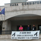Tres mineros se encierran en el Ayuntamiento de Fabero (León), en protesta por el incumplimiento del plan del carbón-Ical
