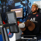 Neymar, en el gimnasio del Paris SG en su primer día de entrenamiento con el club francés.-