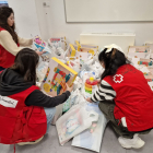 Varias voluntario de Cruz Roja Juventud durante la preparación de los regalos. C.R.J.