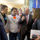 El presidente del parlamento europeo, Martin Schulz, conversa con los representantes de Lauki junto a Iratxe García.-ICAL