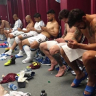 Los jugadores de Argentina, pendientes de sus teléfonos móviles tras la victoria sobre Venezuela.-INSTAGRAM