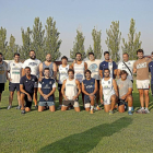 Jugadores y técnicos del Quesos Entrepinares posan antes de iniciar el primer entrenamiento.-José C. Castillo