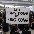 Manifestantes hongkoneses protestan en una sentada en el aeropuerto, este viernes.-JEROME FAVRE (EFE)