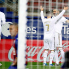 El madridista Benzema celebra junto a Hazard uno de los goles ante el Eibar.-EFE