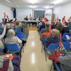 Los socios de la Asociación Rondilla se sirvieron de tarjetas rojas para votar durante la asamblea.-PABLO REQUEJO