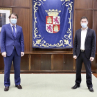 El presidente de la Junta, Alfonso Fernández Mañueco, y  el líder de la oposición Luis Tudanca, con mascarillas antes de la reunión. ICAL