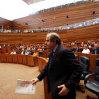 El presidente de la Junta, Juan Vicente Herrera, se dirige al atril para intervenir en el debate del estado de la Comunidad-ICAL