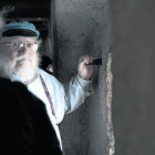 George R. R. Martin, durante una visita al castillo de Chillon en Veytaux (Suiza), el año pasado.-EFE / ANTHONY ANEX