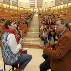Rosa Maldonado le cuenta su experiencia al doctor Moraleda-El Mundo