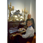 Ángel y Laura, hoy al frente del Duque, junto al piano que decora el comedor del restaurante, y algunos platos representativos de la carta.-ARGI