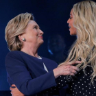El abrazo entre Hillay Clinton y Beyonce en Cleveland.-REUTERS / BRIAN SNYDER