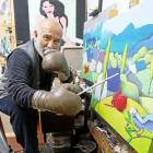 PINTAR A PUÑETAZO LIMPIO. Unos guantes de boxeo recuerdan su época como púgil. Aunque los golpes más críticos los realiza con su pincel.  «La ironía es un arma bueno, aunque en ocasiones, un par de mamporros, tampoco viene mal», bromea.-J. M. LOSTAU