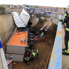 Efectivos de la Guardia Civil de Tráfico y bomberos de León trabajan en el accidente.-ICAL