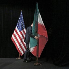 Las banderas estadounidense e iraní, en la sala de reuniones de Viena, este martes.-