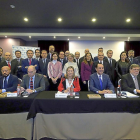 Pilar del Olmo y José Ronaldo Álvarez junto al resto de firmantes del acuerdo anual de la sociedad de garantía.-EL MUNDO