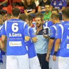 Nacho González da instrucciones a sus jugadores.-MIGUEL ÁNGEL SANTOS
