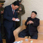 Fotografía del 'Rodong Sinmun' que muestra al líder Kim Jong-un apoyado en un bastón en su reaparición.-Foto: RODONG SINMUN / EFE