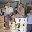 Jesús, Javier, María y Juan Antonio, en su bodega Nietos de Señora María.-