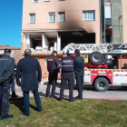 Los agentes observan el estado del edificio tras la explosión.-DELEGACIÓN DEL GOBIERNO