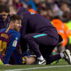 Messi recibe un masaje en el muslo derecho tras quejarse de unas molestias en la segunda mitad del Barça-Valencia.-QUIQUE GARCÍA (EFE)