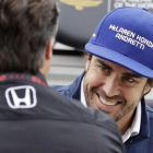 Fernando Alonso bromea con Michael Andretti, el propietario de la escuderia para la que mañana correrá las 500 Millas de Indianápolis.-APA