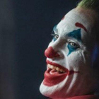 La característica risa histriónica e incontrolada de Joker corresponde con los síntomas de una patología mental.-