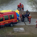 Los bomberos rescatan a una joven en el Pisuerga.-ICAL