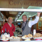 Con encanto. José María Parreño valora el encanto de la cafetería que regenta Paco Velasco: una mirada al ayer desde el presente.-T.S.T