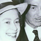 John Profumo, protagonista de uno de los casos de espionaje más famosos de la guerra fría, con la reina Isabel, en una fotografía tomada en 1966 en Londres.-