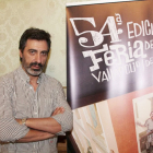 El periodista y escritor Juan del Val participa en la 54 Feria del Libro de Valladolid. - ICAL