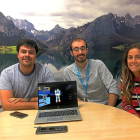 Jorge Ferrero, Marcos Orive y Julia Herrero, ingenieros de software en HP SCDS, en la sede de la compañía en León.-EL MUNDO